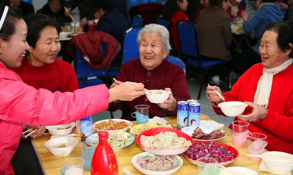 Китайские Пенсионеры Наслаждаются Пельмени Перед Праздником Весны Китайский Новый Год — стоковое фото