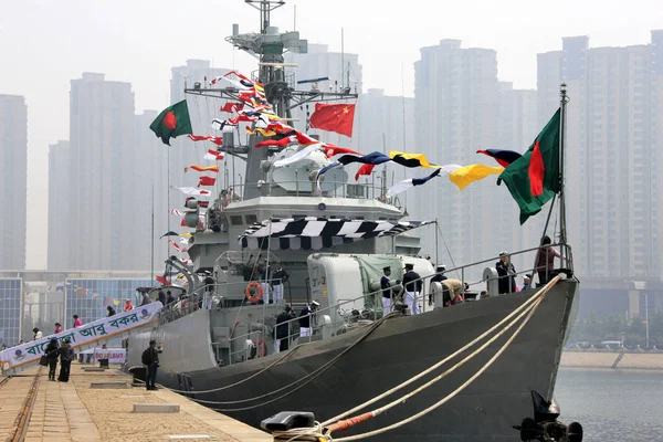 Lidé Navštěvují Fregaty Bangladéše Abú Bakaru Přístavu Během Dubna Západním — Stock fotografie