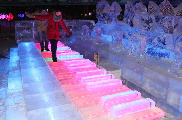 Kinesiska Besökare Steg Nycklarna Till Piano Vid Lantern Garden Party — Stockfoto