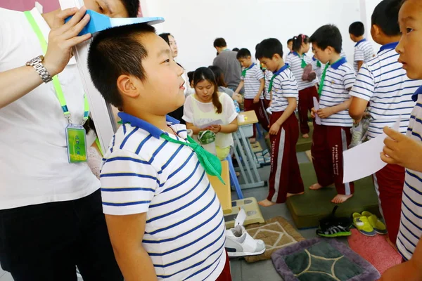 Trabalhador Chinês Mede Altura Jovem Estudante Obeso Durante Exame Físico — Fotografia de Stock