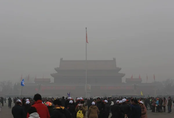 Turisták Látogatása Tiananmen Tér Heavy Szmog Pekingben Kínában Február 2014 — Stock Fotó