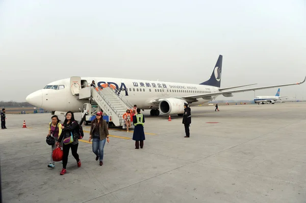stock image Passengers deplane from a plane of China Shandong Airlines at the Qingdao Airport in Qingdao city, east Chinas Shandong province, 1 March 2014.    