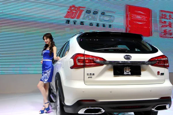 2014年4月20日在中国北京举行的第十三届北京国际汽车展览会 2014年中国汽车 模特与一位秦拜德摆姿势 — 图库照片