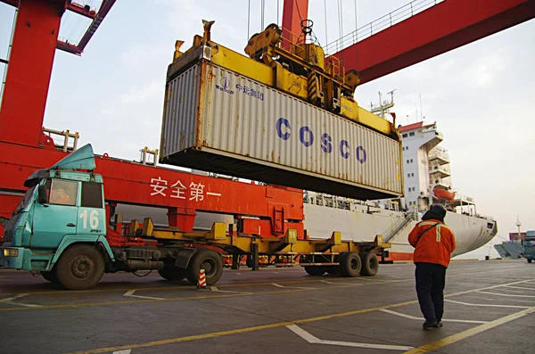 2013년 12월 29일 산둥성 리자오시의 리자오 항구에서 트럭으로 해외로 배송될 — 스톡 사진