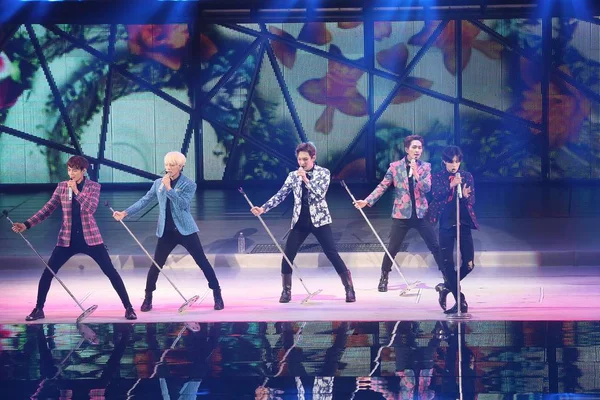 Membros Grupo Pop Sul Coreano Shinee Apresentam Durante Seu Show — Fotografia de Stock