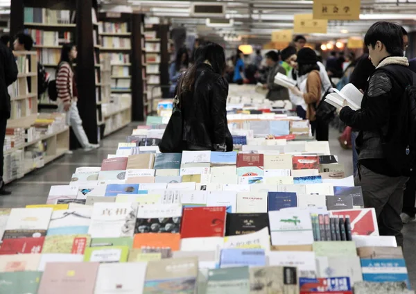 Los Clientes Leen Compran Libros Librería Librairie Avant Garde Ciudad —  Fotos de Stock