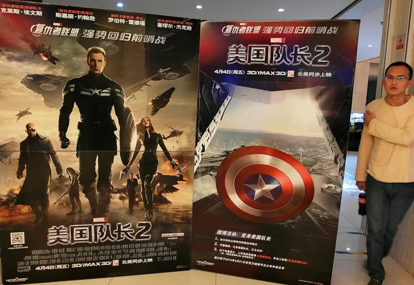 Ein Chinesischer Kinobesucher Spaziert Den Plakaten Des Films Captain America — Stockfoto