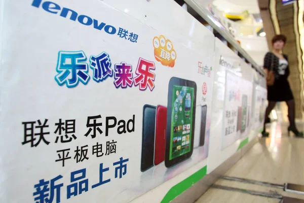 Zákazník Prochází Reklamou Tabletové Počítače Lenova Nákupním Středisku Šanghaji Číně — Stock fotografie