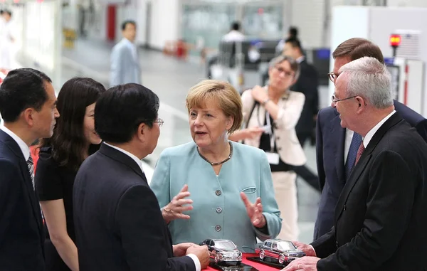 German Chancellor Angela Merkel Fourth Left Talks Faw Group Chairman — 图库照片