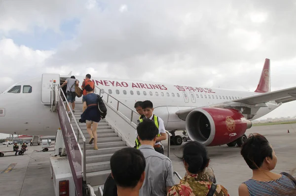 Passageiros Embarcam Avião Jato Airbus A320 Juneyao Airlines Aeroporto Internacional — Fotografia de Stock