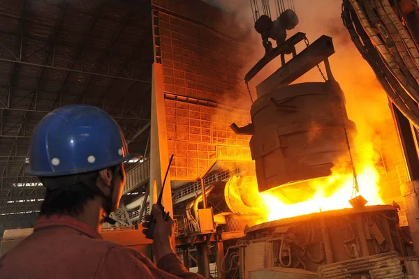 Chinese Worker Labors Next Furnace Containing Molten Steel Plant Dongbei — Stock Photo, Image