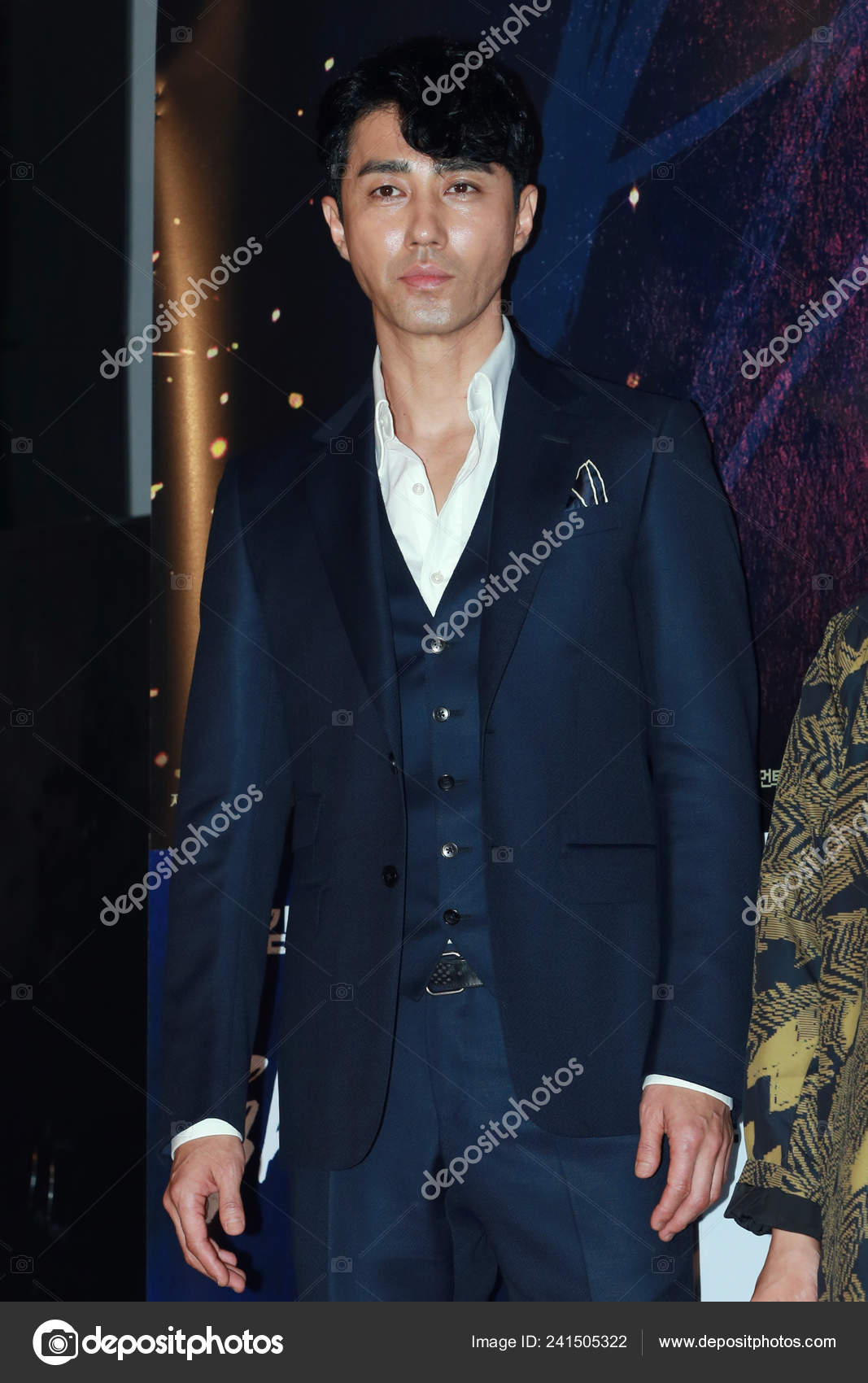 Южнокорейский Актёр Сын Вон Прибыл Премьеру Своего Фильма Человек.