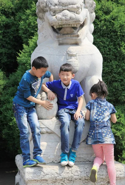 Crianças Chinesas Escalam Leão Pedra Mausoléu Sun Yat Sen Durante — Fotografia de Stock