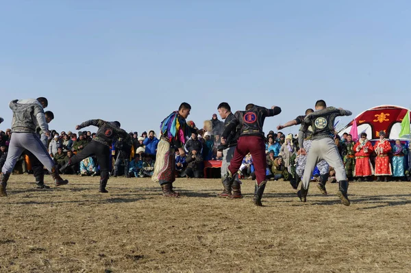 Los Espectadores Observan Los Pastores Vestidos Con Trajes Tradicionales Lucha — Foto de Stock