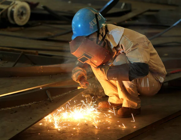 Trabalhador Solda Produtos Metal Uma Fábrica Xangai China Março 2014 — Fotografia de Stock