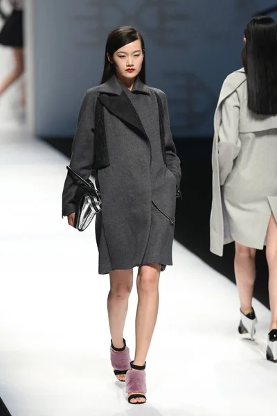 モデルは上海ファッション週秋 2014 上海で 2014 日の間に 堂のマーティンのファッションショーで新しい創造を表示します — ストック写真