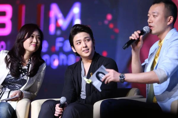 韓国の人気俳優 歌手キム チルグ役 センター 2014 日中国 上海でファン ミーティング中に耳を傾け — ストック写真