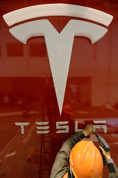 Trabajador Chino Instala Letrero Tesla Día Antes Apertura Feria Internacional —  Fotos de Stock