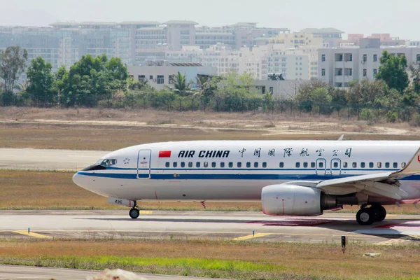 エアチャイナの飛行機は 2012年3月17日 中国南部海南省のサンヤ市のサンヤフェニックス国際空港で離陸する — ストック写真