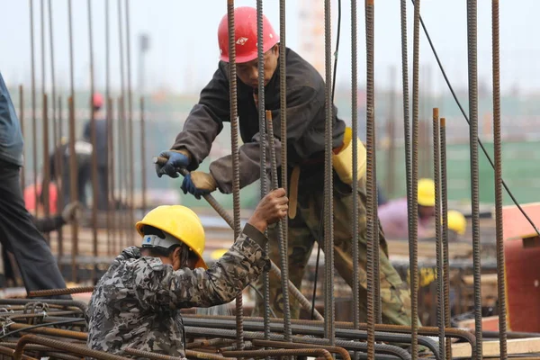 Des Travailleurs Migrants Chinois Construisent Des Échafaudages Sur Site Construction — Photo