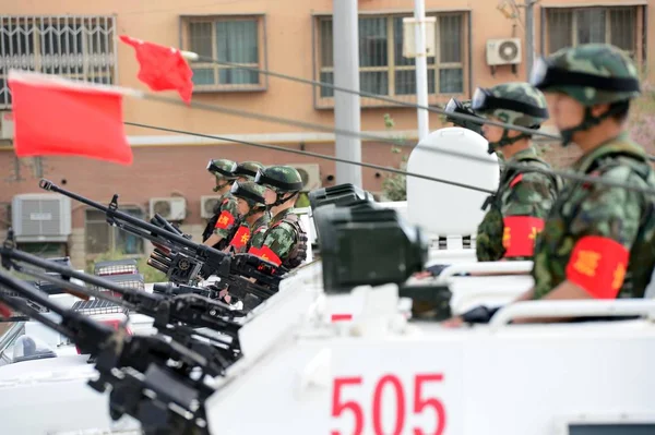 Des Policiers Paramilitaires Chinois Armés Rassemblent Lors Une Patrouille Urbaine — Photo