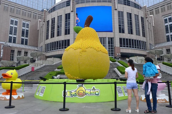 Gente Mira Pera Gigante Tachonada Con Más 000 Patos Goma —  Fotos de Stock