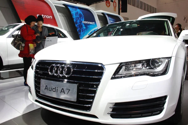 Bezoekers Kijken Naar Een Audi Tijdens Een Auto Tentoonstelling Haikou — Stockfoto