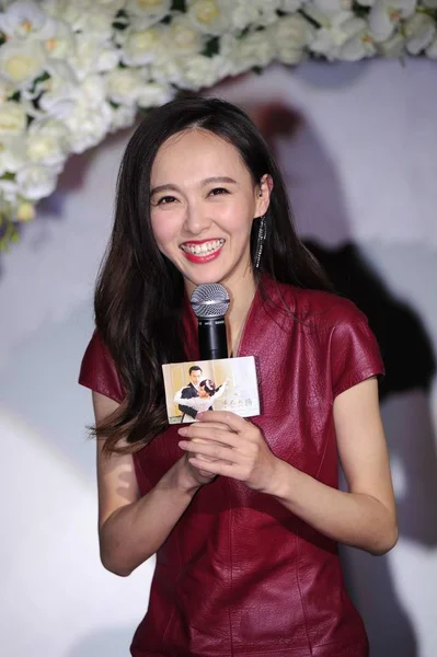 Kinesisk Skådespelerska Tang Yan Skrattar Vid Presskonferens För Sin Nya — Stockfoto