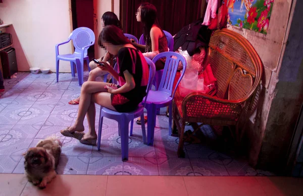 Des Femmes Vietnamiennes Attendent Des Clients Chinois Dans Bâtiment Rue — Photo