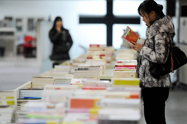 Los Clientes Leen Compran Libros Librería Librairie Avant Garde Ciudad —  Fotos de Stock