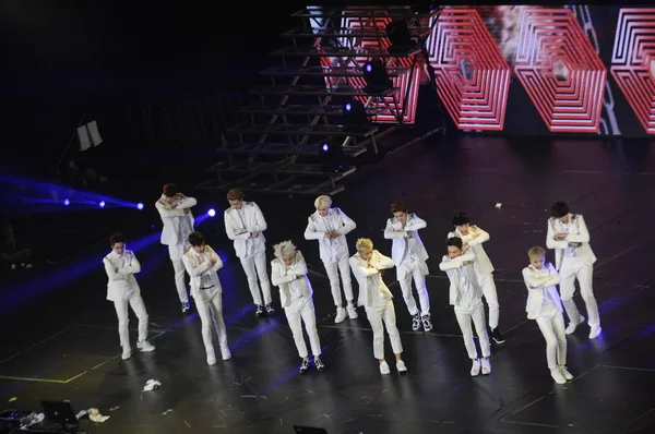 Członkowie Grupy Południowo Koreański Chiński Chłopiec Exo Wykonać Powrót Show — Zdjęcie stockowe