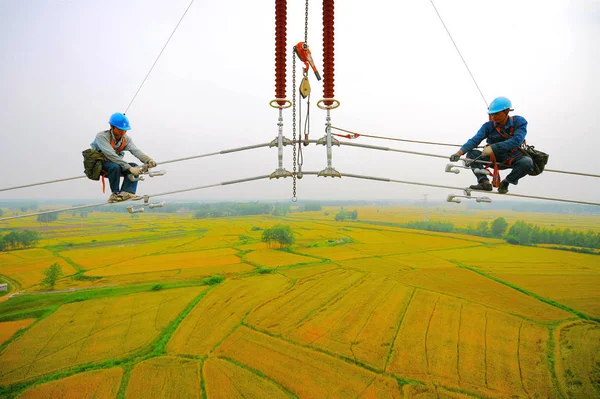 Trabajadores Chinos Montan Cables Alto Voltaje Sobre Campos Masivos Aldea — Foto de Stock