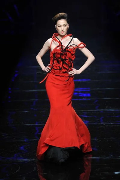Čínský Model Dai Xiaoyi Zobrazí Nové Stvoření Asahi Kasei Číny — Stock fotografie