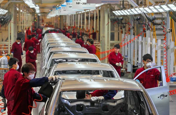 Chinese Workers Assemble Cars Assembly Line Auto Plant Anhui Jianghuai — Stock Photo, Image