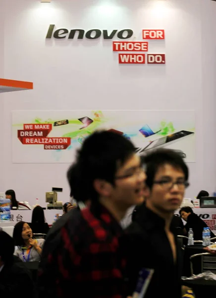 Відвідувачі Ходять Повз Стенд Lenovo Під Час Виставки Сучжоу Схід — стокове фото