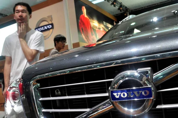 Een Bezoeker Loopt Langs Een Volvo Auto Stand Van Volvo — Stockfoto