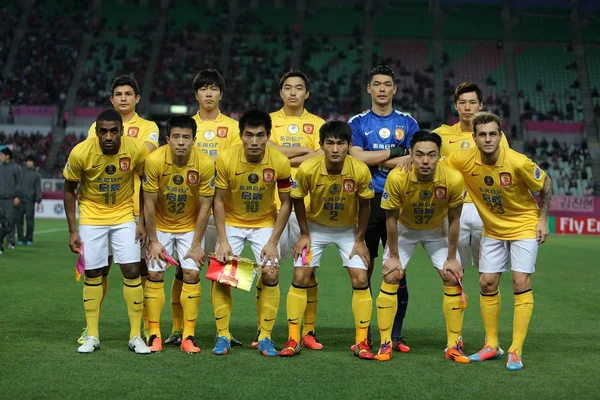 Fußballer Von Chinas Guangzhou Evergrande Posieren Für Fotos Vor Ihrem — Stockfoto