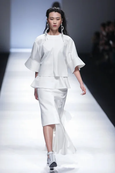 モデルは上海ファッション週秋 2014 上海で 2014 Yifang Wan ファッションショーで新しい創造を表示します — ストック写真