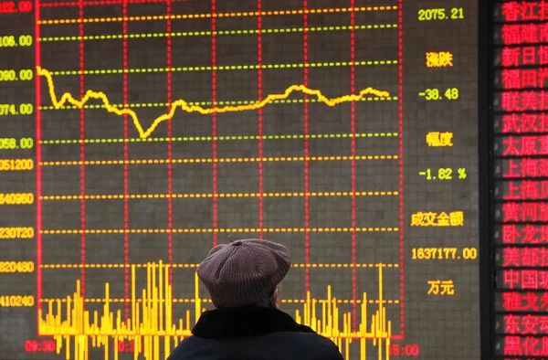 Investitore Cinese Guarda Shanghai Composite Index Una Casa Brokeraggio Azionario — Foto Stock