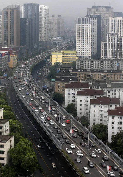 Massa Van Voertuigen Reizen Een Verhoogde Snelweg Hangzhou Stad East — Stockfoto
