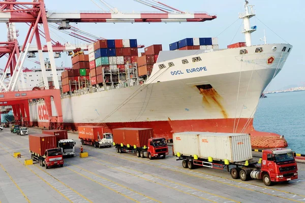 Camiones Transportan Contenedores Muelle Puerto Qingdao Ciudad Qingdao Provincia Chinas — Foto de Stock