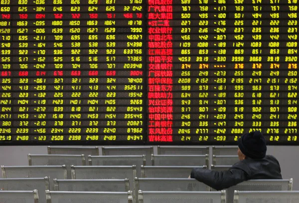 2014年1月27日 中国东部安徽省淮北市一家股票经纪公司的股价 价格上涨为红色 价格下跌为绿色 — 图库照片