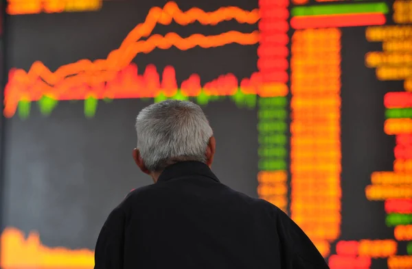 中国の投資家は Fuyang 東中国安徽州 の株式仲買家で上海総合指数を見て 2014 月8日 — ストック写真