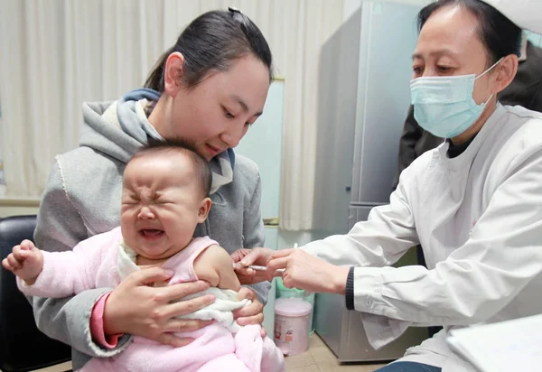 Une Infirmière Chinoise Vaccine Jeune Bébé Hôpital Taiyuan Womens Childrens — Photo