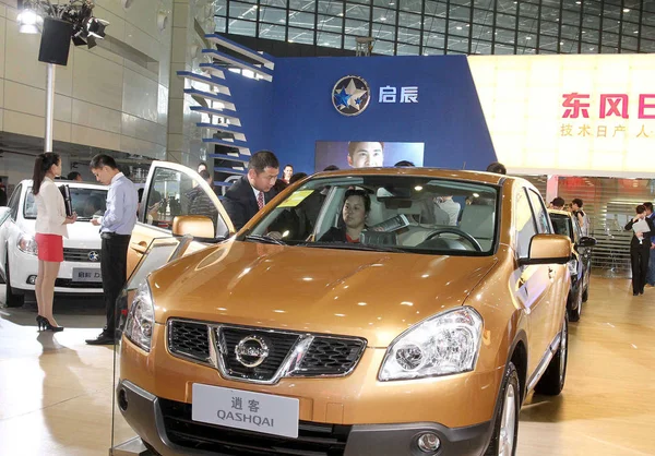 Visitante Prueba Nissan Qashqai Stand Nissan Durante Una Exposición Automóviles — Foto de Stock
