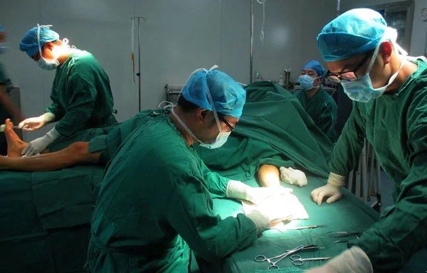 Doctor Back Left Cuts One Right Toes Yuan Other Two — Stock Photo, Image