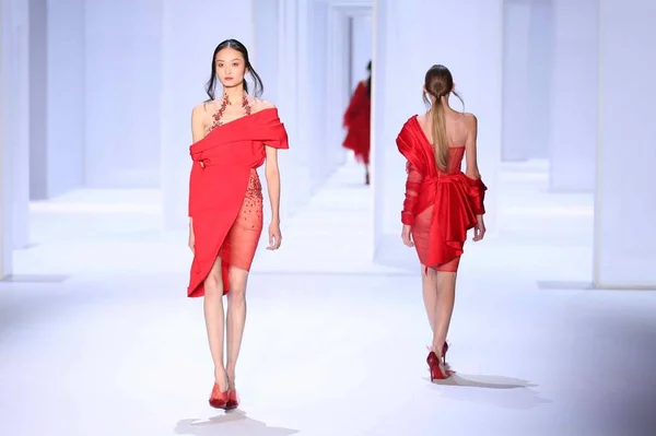 Modelli Presentano Nuove Creazioni Alla Sfilata Lan Durante Paris Haute — Foto Stock