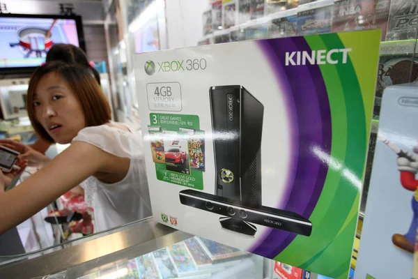 マイクロソフト Xbox 360 のゲーム コンソールは デジタル製品のショッピング モールでの屋台で販売 2013 — ストック写真