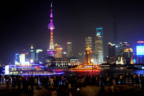 Touristen Betrachten Die Nächtlichen Ansichten Von Wolkenkratzern Finanzviertel Lujiazui Pudong — Stockfoto