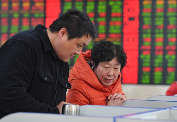 Investidores Chineses Falam Como Eles Olham Para Preços Das Ações — Fotografia de Stock